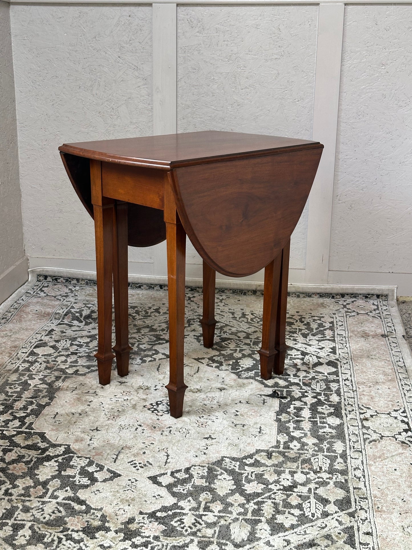 Early 20th Century walnut drop leaf table