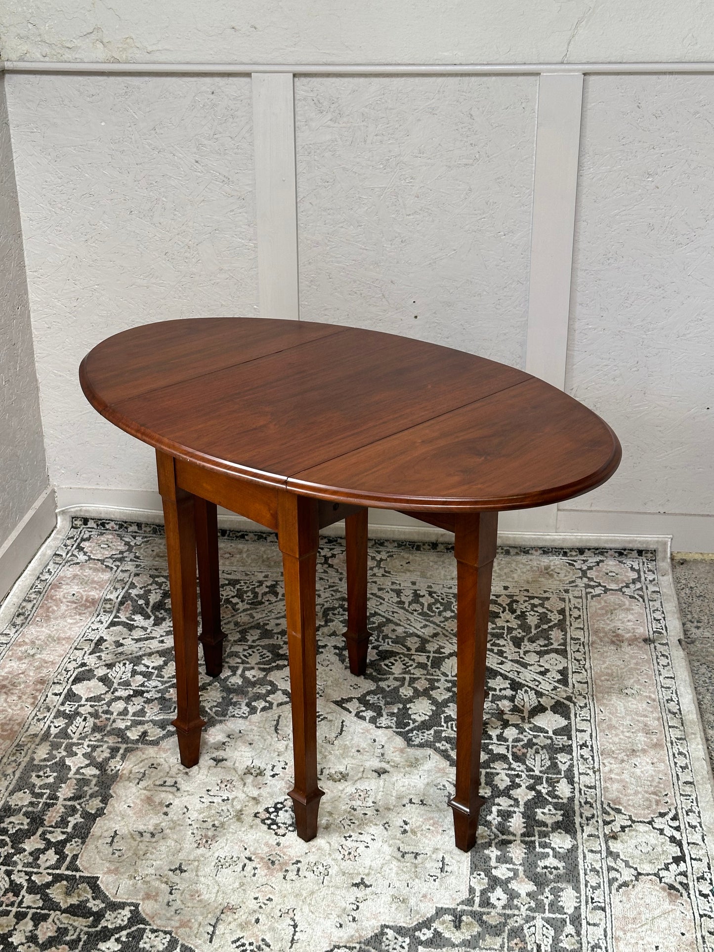 Early 20th Century walnut drop leaf table